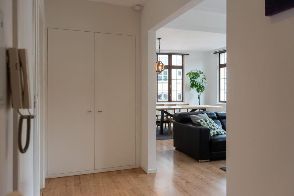 The View - Spacious 2 Bdr Appt In With View Antwerpen Exteriör bild